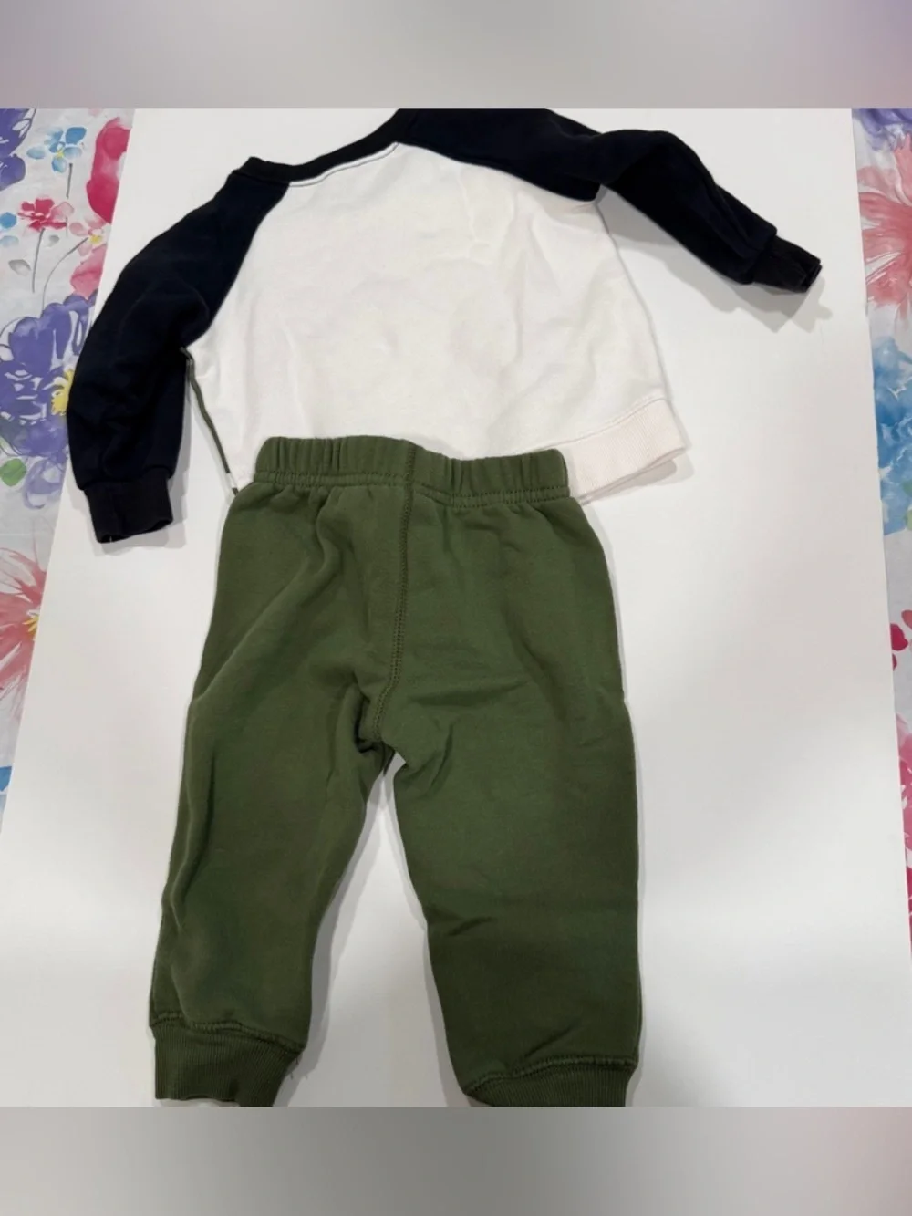 Carter’s two-piece sweatsuit featuring dinosaurs 9 to 12 months boys